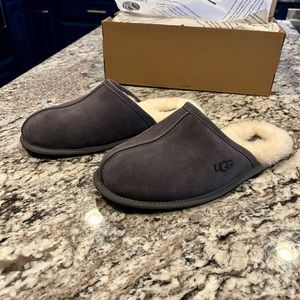 NWT - UGG - Men’s Scuff House Slipper in Dark Grey Size 10